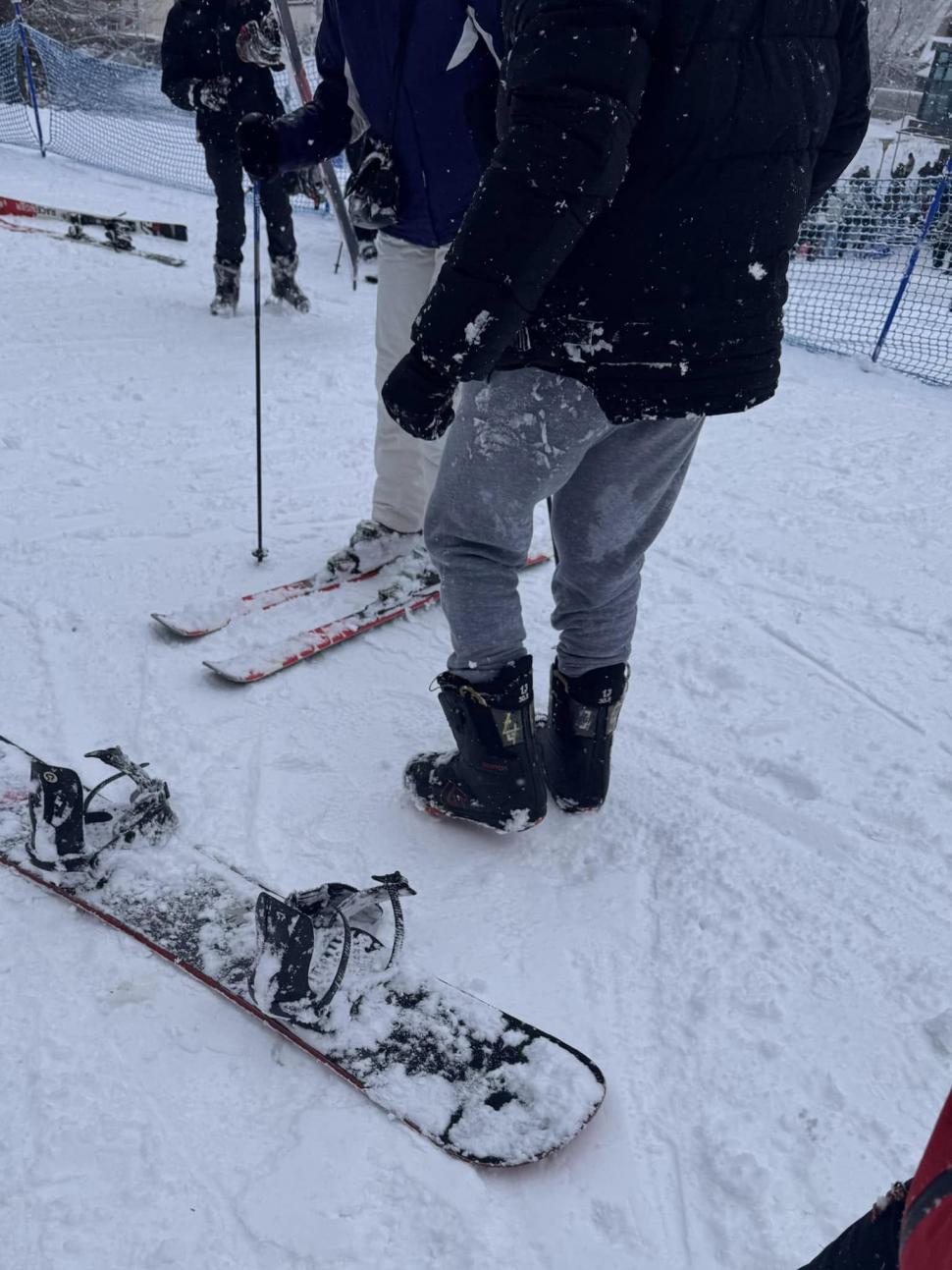 Salvamont Brașov le reamintește turiștilor că „muntele nu e podium de modă”: „Gleznele libere sunt bilete direct spre hipotermie” 943345