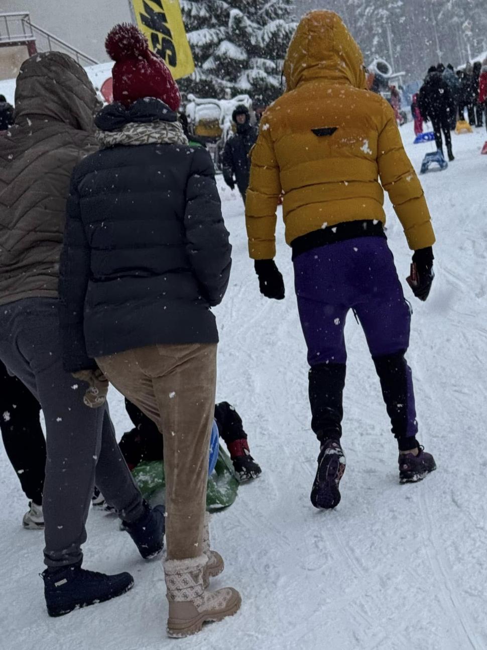 Salvamont Brașov le reamintește turiștilor că „muntele nu e podium de modă”: „Gleznele libere sunt bilete direct spre hipotermie” 943349