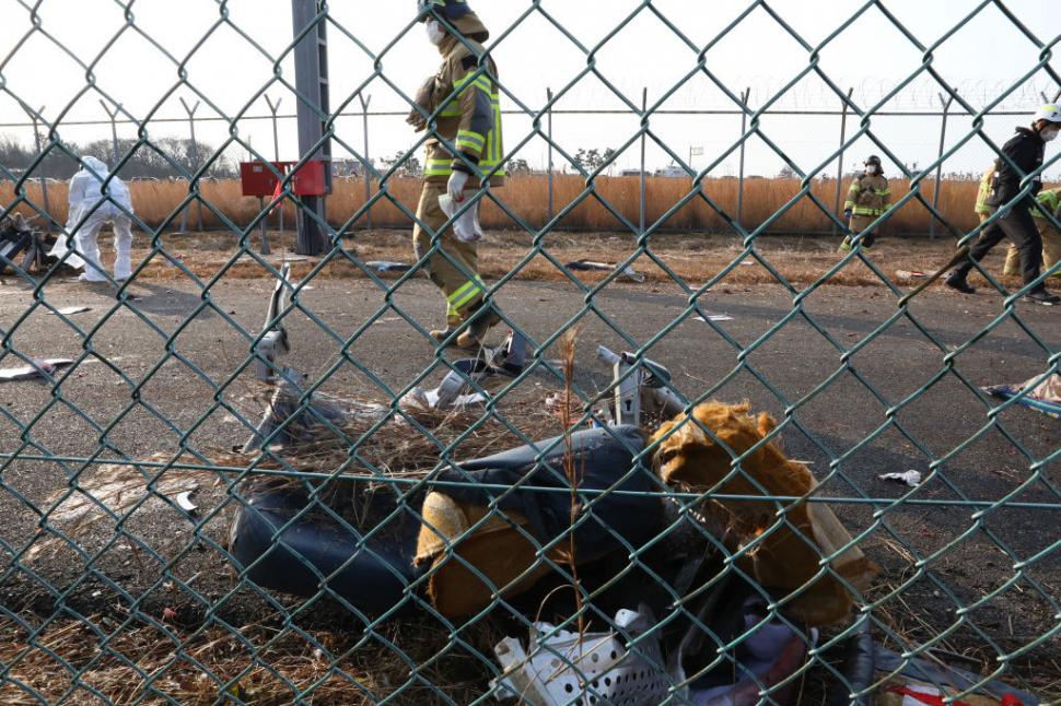 Imagini cutremurătoare, după accidentul aviatic din Coreea de Sud: 179 de oameni au murit după ce avionul Jeju Air 2216 s-a prăbușit 943596