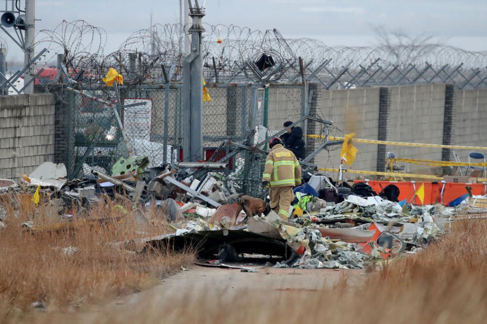 Imagini cutremurătoare, după accidentul aviatic din Coreea de Sud: 179 de oameni au murit după ce avionul Jeju Air 2216 s-a prăbușit 943601