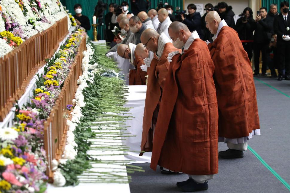 Imagini cutremurătoare, după accidentul aviatic din Coreea de Sud: 179 de oameni au murit după ce avionul Jeju Air 2216 s-a prăbușit 943608