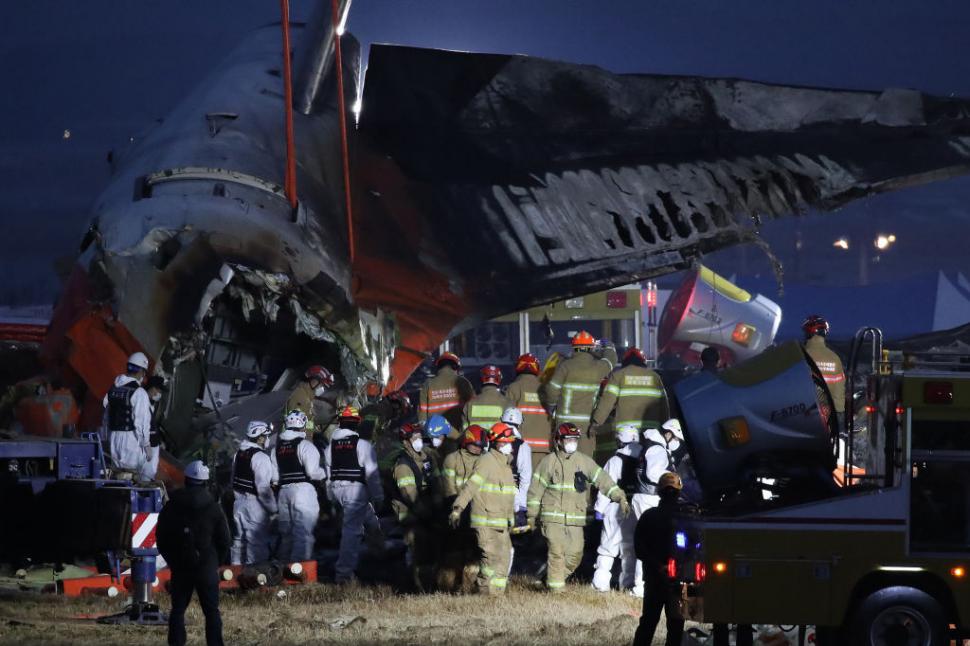 Imagini cutremurătoare, după accidentul aviatic din Coreea de Sud: 179 de oameni au murit după ce avionul Jeju Air 2216 s-a prăbușit 943614
