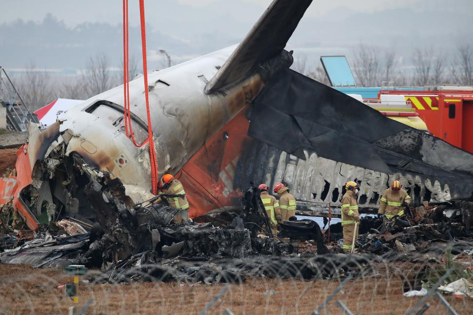 Imagini cutremurătoare, după accidentul aviatic din Coreea de Sud: 179 de oameni au murit după ce avionul Jeju Air 2216 s-a prăbușit 943617
