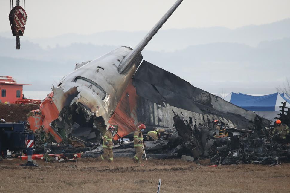Imagini cutremurătoare, după accidentul aviatic din Coreea de Sud: 179 de oameni au murit după ce avionul Jeju Air 2216 s-a prăbușit 943618