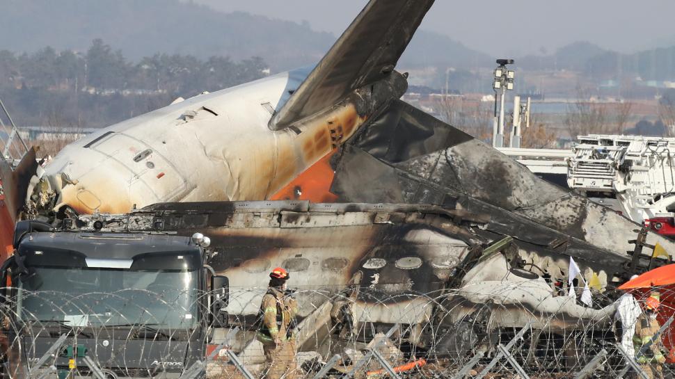 Imagini cutremurătoare, după accidentul aviatic din Coreea de Sud: 179 de oameni au murit după ce avionul Jeju Air 2216 s-a prăbușit 943621