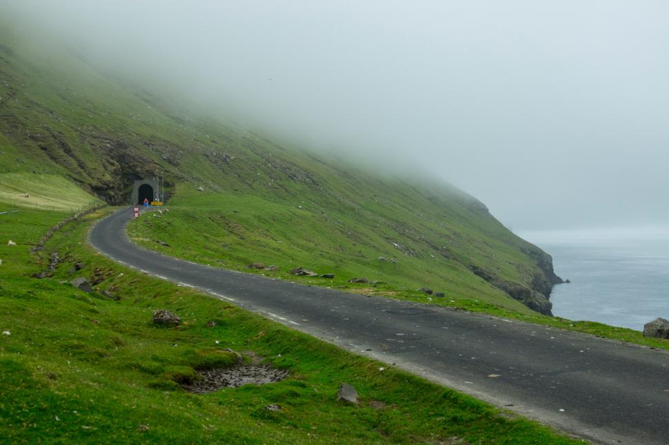 O națiune europeană cu 50.000 de oameni și-a construit 21 de tuneluri terestre și submarine ca să circule mai ușor 943512