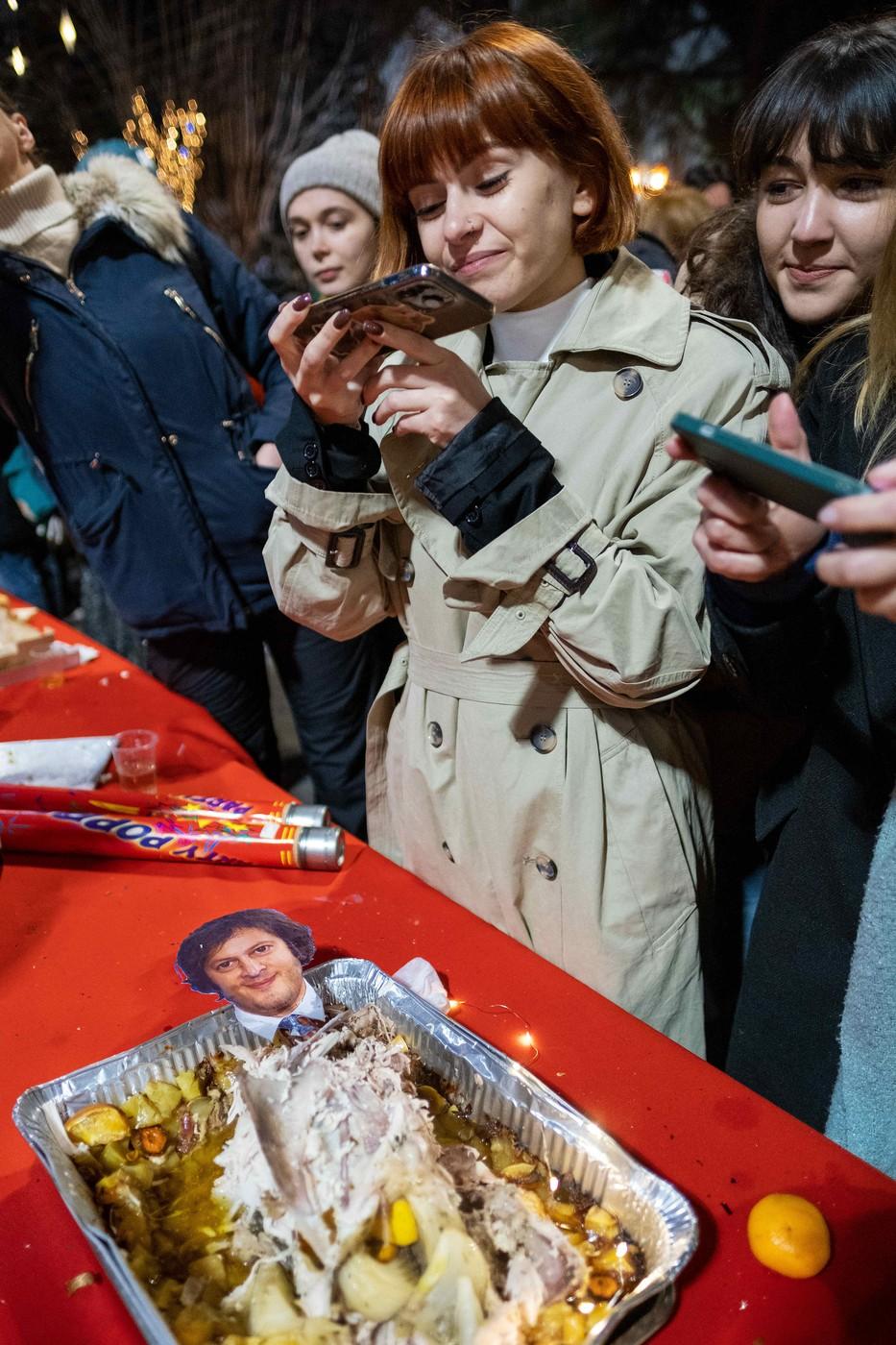 Zeci de mii de protestatari din Georgia au întins o masă festivă în fața Parlamentului și au mâncat împreună ce au pregătit de Revelion 943962