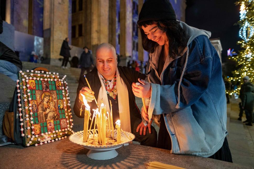 Zeci de mii de protestatari din Georgia au întins o masă festivă în fața Parlamentului și au mâncat împreună ce au pregătit de Revelion 943965