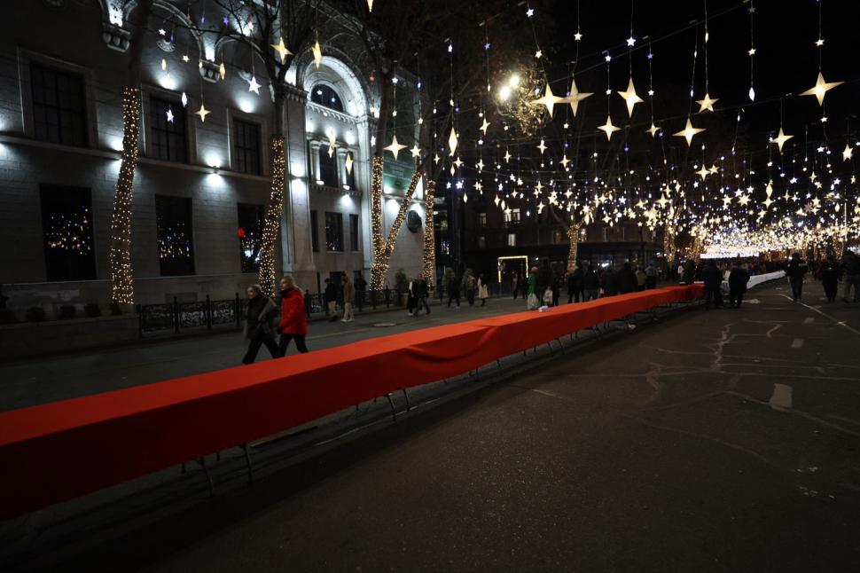 Zeci de mii de protestatari din Georgia au întins o masă festivă în fața Parlamentului și au mâncat împreună ce au pregătit de Revelion 943969