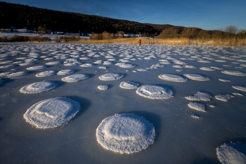 Imagini uluitoare cu „clătite de zăpadă”, pe un lac din Franța: Cum se explică și unde apare fenomenul natural rar 944044
