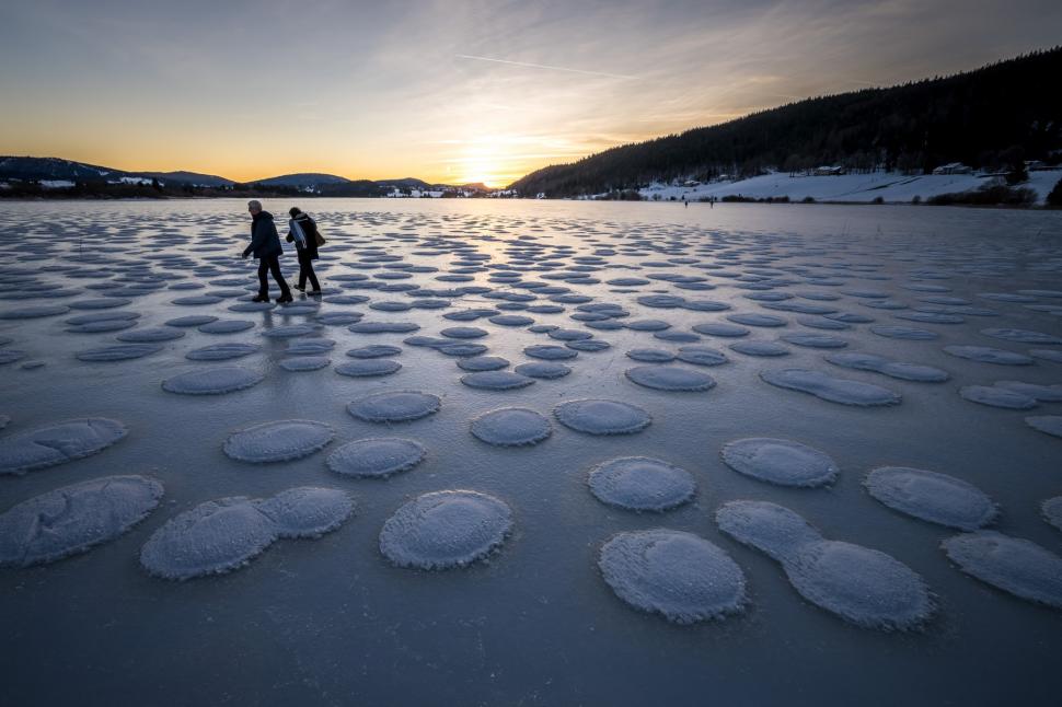 Imagini uluitoare cu „clătite de zăpadă”, pe un lac din Franța: Cum se explică și unde apare fenomenul natural rar 944045