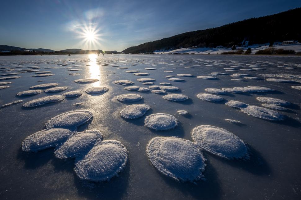 Imagini uluitoare cu „clătite de zăpadă”, pe un lac din Franța: Cum se explică și unde apare fenomenul natural rar 944048