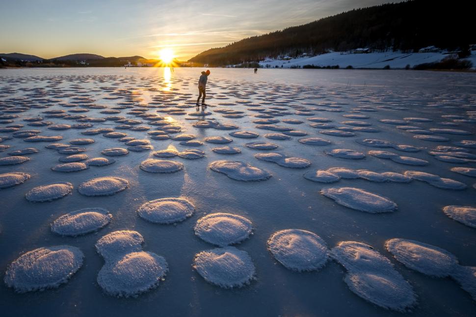 Imagini uluitoare cu „clătite de zăpadă”, pe un lac din Franța: Cum se explică și unde apare fenomenul natural rar 944049