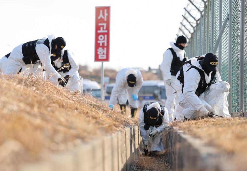 Percheziții la aeroportul din Muan, în Coreea de Sud, după prăbuşirea avionului Jeju Air 2216 care a ucis 179 de persoane 944000