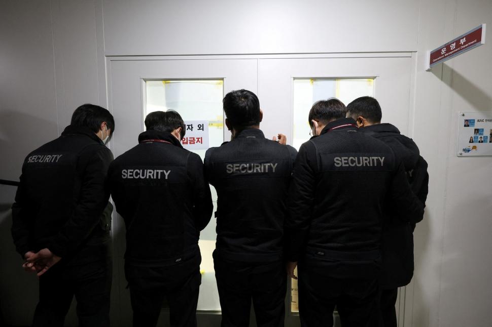 Percheziții la aeroportul din Muan, în Coreea de Sud, după prăbuşirea avionului Jeju Air 2216 care a ucis 179 de persoane 944003