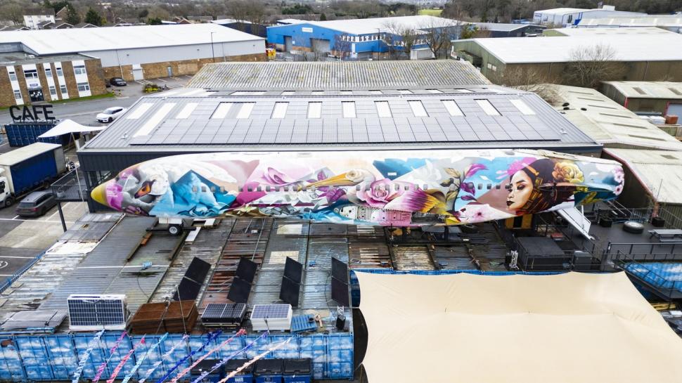 E probabil una dintre cele mai inedite cazări din lume. Cum arată fostul avion al lui Pablo Escobar, unde te poți simți ca miliardarii 944170