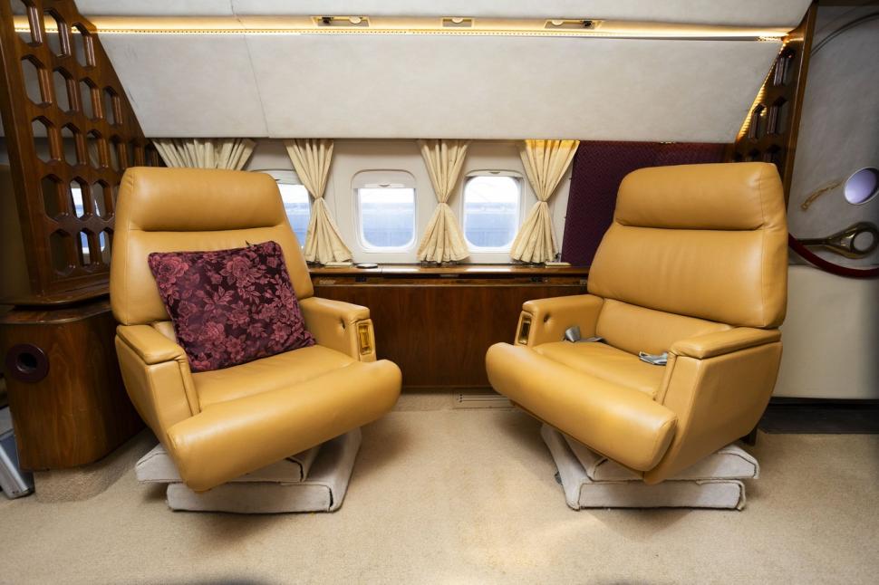 E probabil una dintre cele mai inedite cazări din lume. Cum arată fostul avion al lui Pablo Escobar, unde te poți simți ca miliardarii 944175