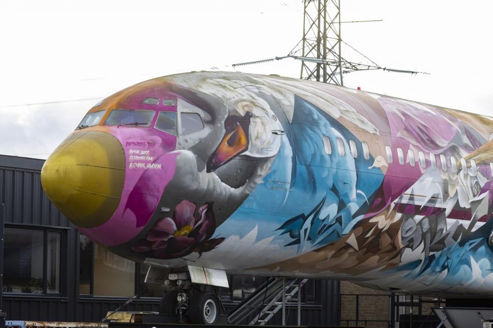 E probabil una dintre cele mai inedite cazări din lume. Cum arată fostul avion al lui Pablo Escobar, unde te poți simți ca miliardarii 944181