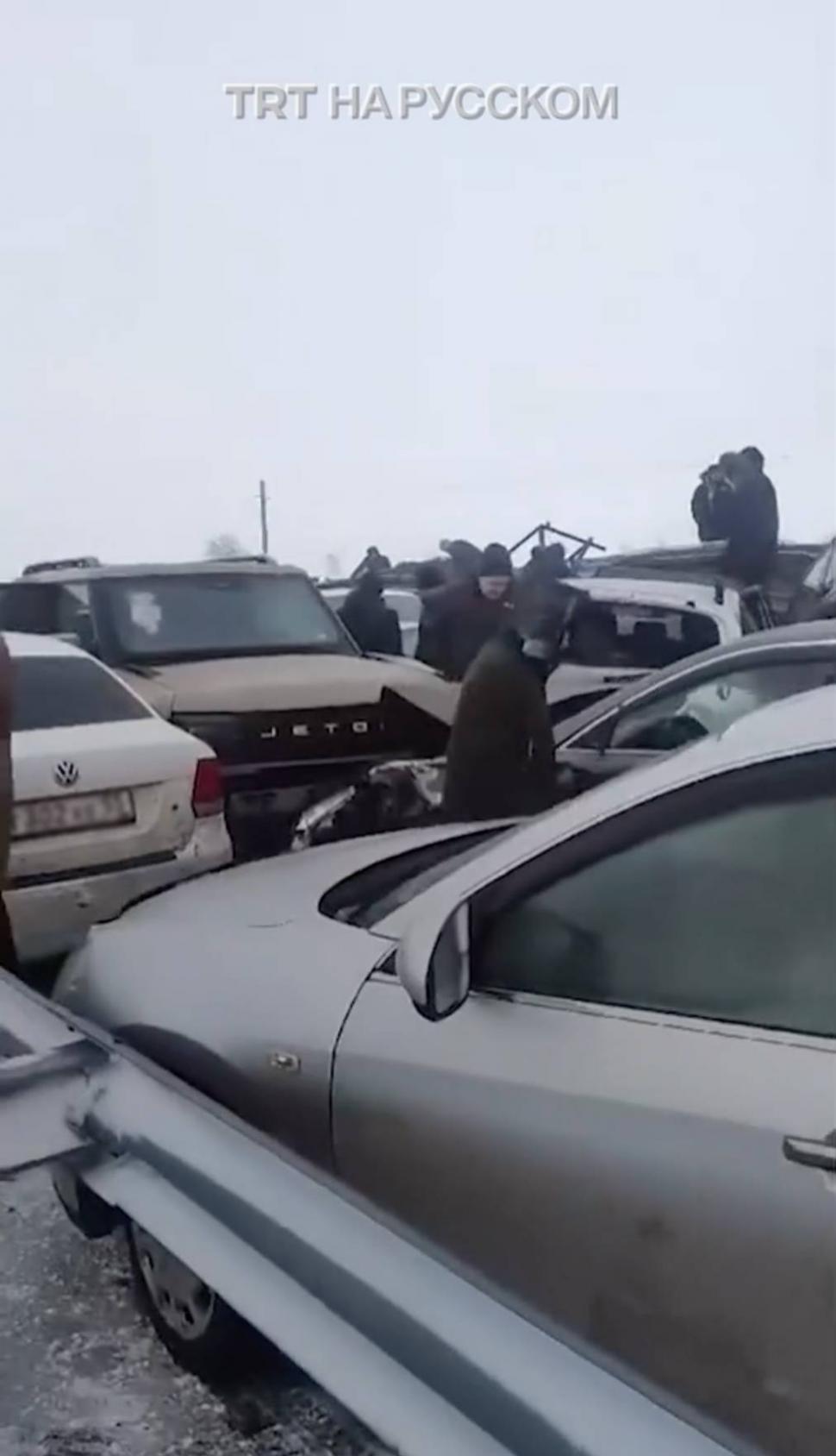 Carambol cu 95 de mașini pe o autostradă lovită de o furtună de zăpadă, în Kazahstan. Zeci de persoane au fost rănite 944290