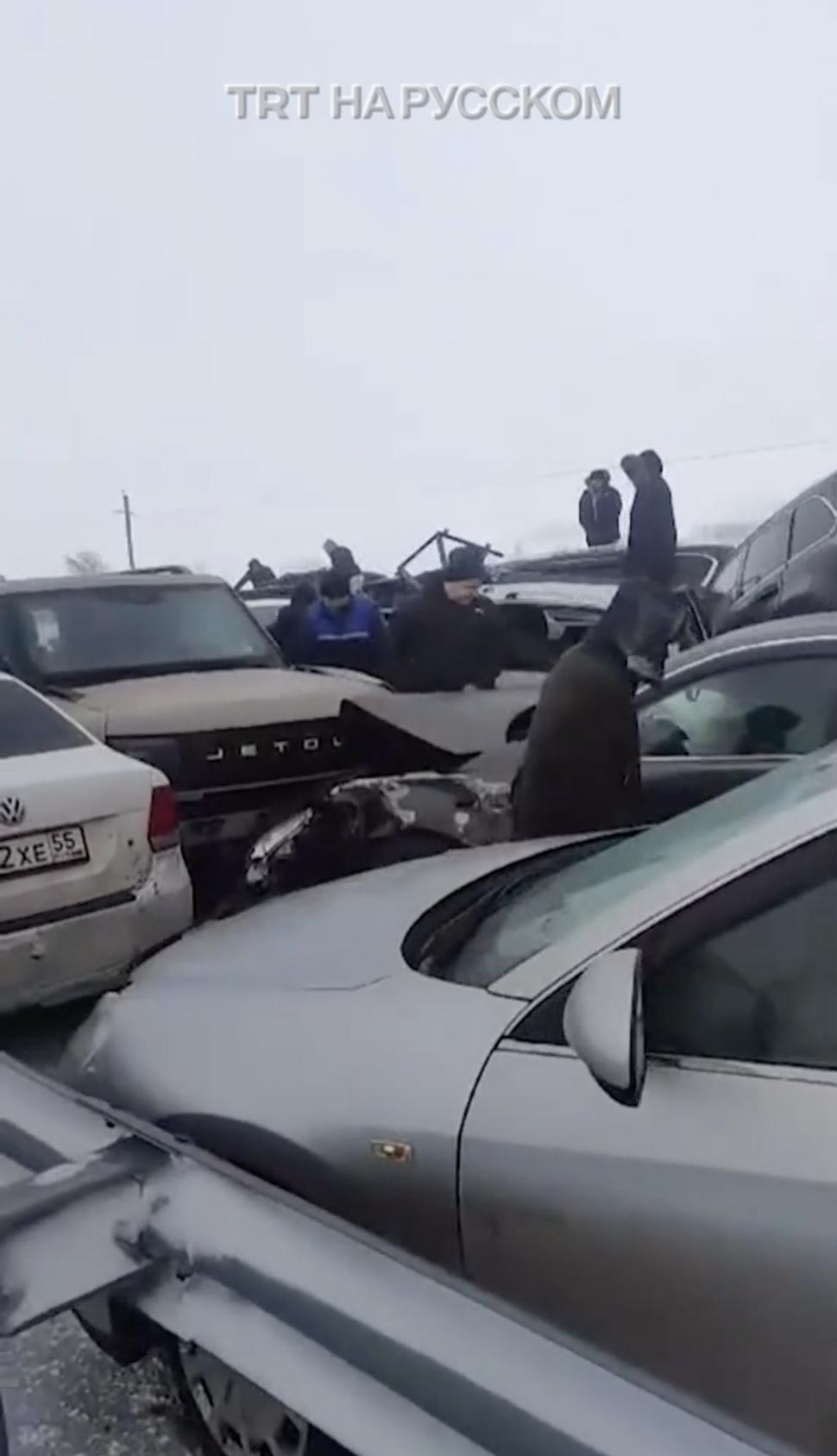 Carambol cu 95 de mașini pe o autostradă lovită de o furtună de zăpadă, în Kazahstan. Zeci de persoane au fost rănite 944292