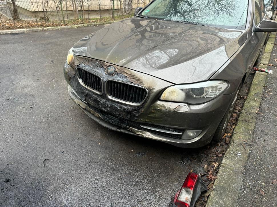O femeie a incendiat o mașină, la întâmplare, după ce patroana a concediat-o, în București. Focul s-a extins și la alte autoturisme 944250