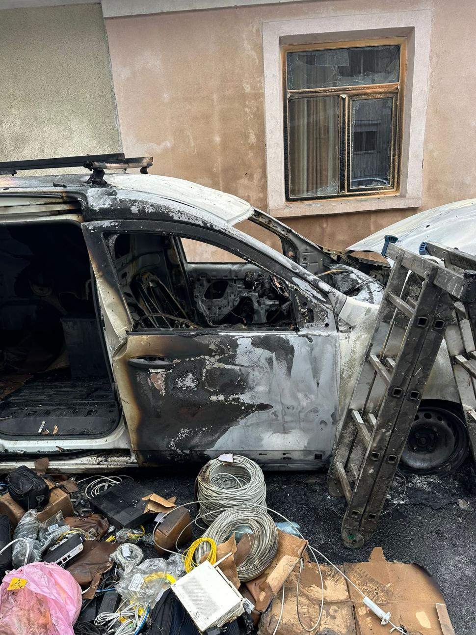 O femeie a incendiat o mașină, la întâmplare, după ce patroana a concediat-o, în București. Focul s-a extins și la alte autoturisme 944251