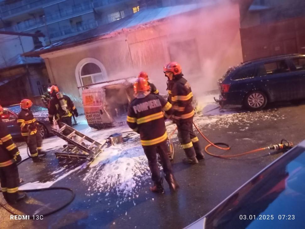O femeie a incendiat o mașină, la întâmplare, după ce patroana a concediat-o, în București. Focul s-a extins și la alte autoturisme 944252