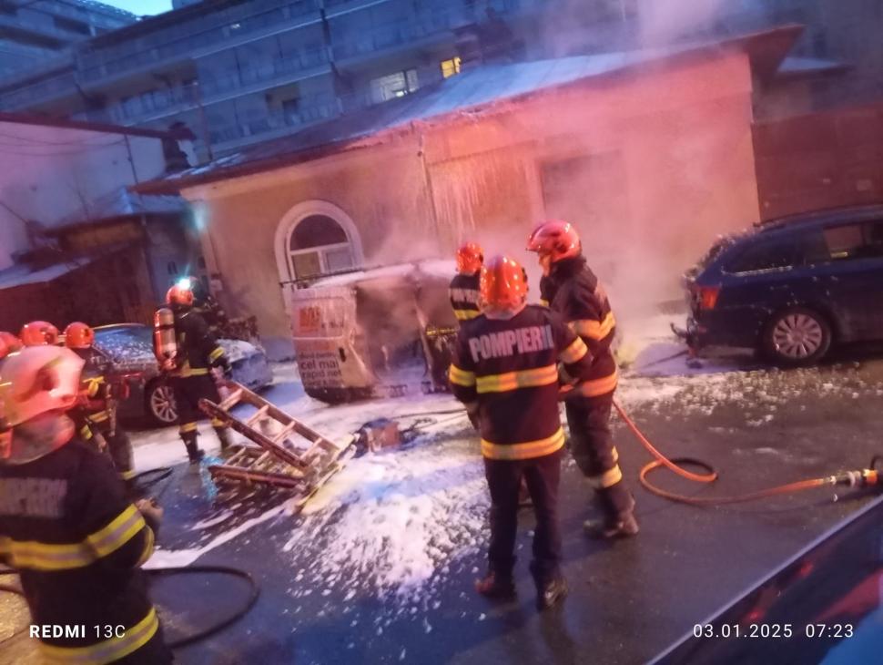 O femeie a incendiat o mașină, la întâmplare, după ce patroana a concediat-o, în București. Focul s-a extins și la alte autoturisme 944253