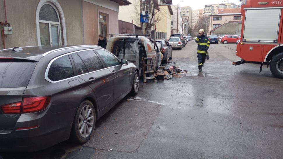 O femeie a incendiat o mașină, la întâmplare, după ce patroana a concediat-o, în București. Focul s-a extins și la alte autoturisme 944255