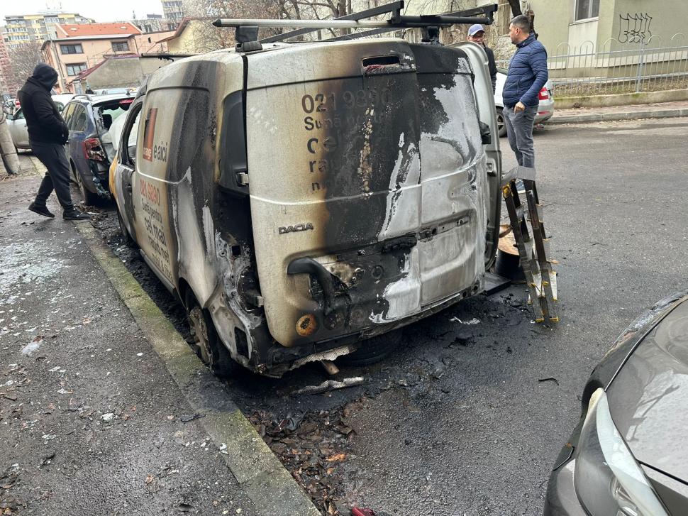 O femeie a incendiat o mașină, la întâmplare, după ce patroana a concediat-o, în București. Focul s-a extins și la alte autoturisme 944256
