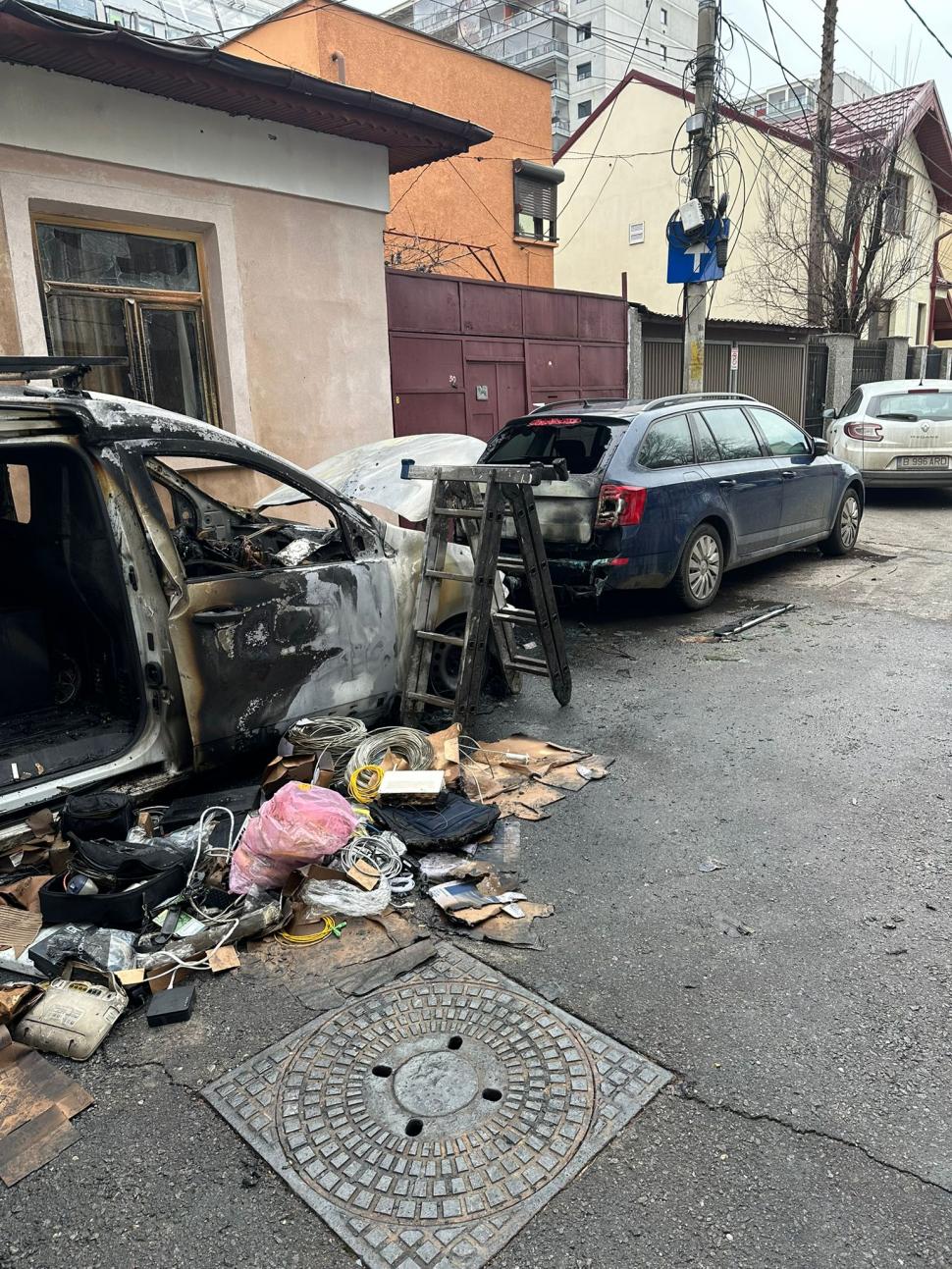 O femeie a incendiat o mașină, la întâmplare, după ce patroana a concediat-o, în București. Focul s-a extins și la alte autoturisme 944257
