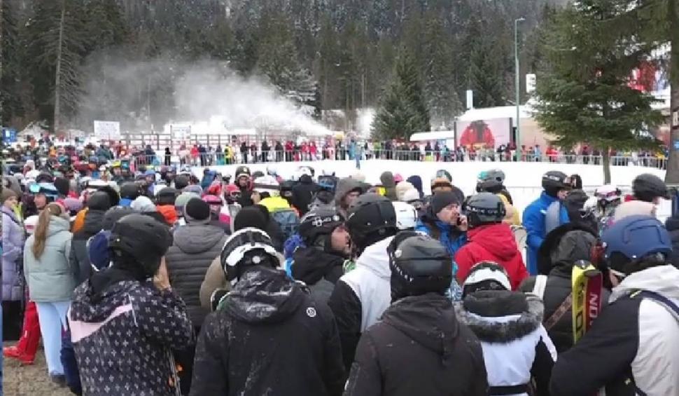 Pârtiile din Sinaia sunt atât de pline de turiști, încât de la ora 15.00 nu se vor mai vinde cartele pentru urcare 944245