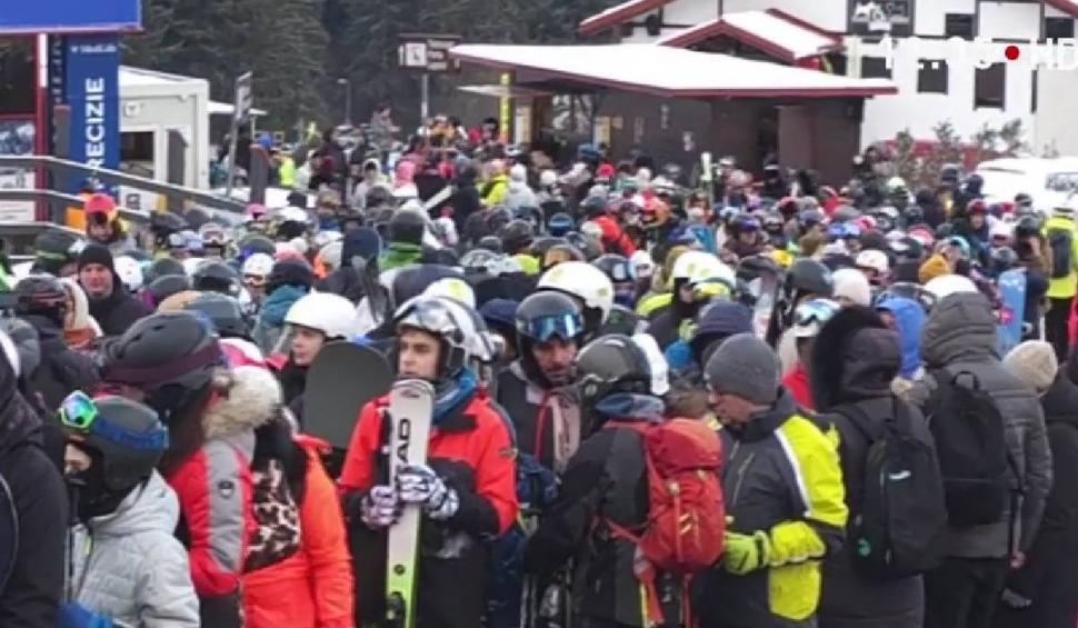 Pârtiile din Sinaia sunt atât de pline de turiști, încât de la ora 15.00 nu se vor mai vinde cartele pentru urcare 944246