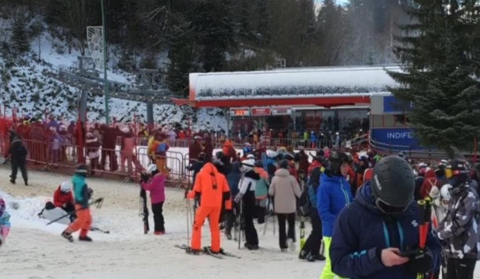 Pârtiile din Sinaia sunt atât de pline de turiști, încât de la ora 15.00 nu se vor mai vinde cartele pentru urcare 944247