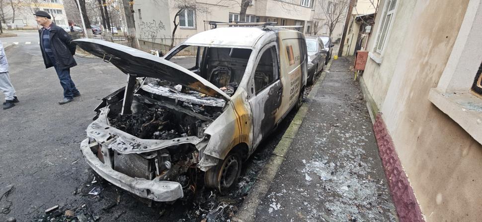 Imagini cu mașinile incendiate de o femeie care a vrut să se răzbune pe fosta șefă. La instanță, s-a apărat că a încurcat autoturismele 944357