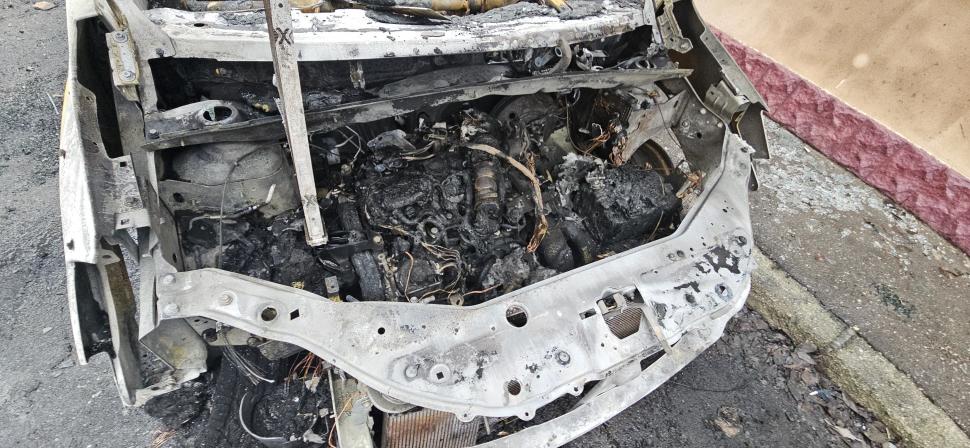 Imagini cu mașinile incendiate de o femeie care a vrut să se răzbune pe fosta șefă. La instanță, s-a apărat că a încurcat autoturismele 944358