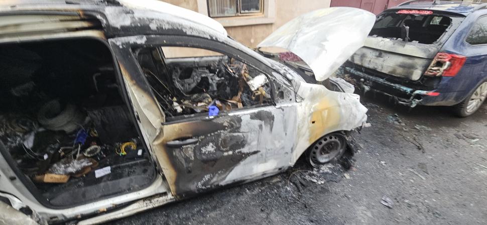 Imagini cu mașinile incendiate de o femeie care a vrut să se răzbune pe fosta șefă. La instanță, s-a apărat că a încurcat autoturismele 944359