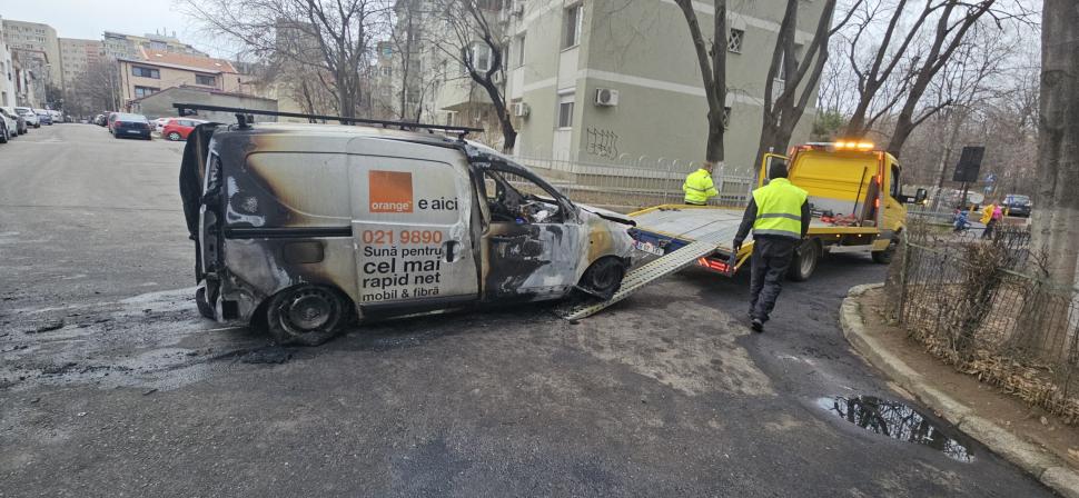 Imagini cu mașinile incendiate de o femeie care a vrut să se răzbune pe fosta șefă. La instanță, s-a apărat că a încurcat autoturismele 944360