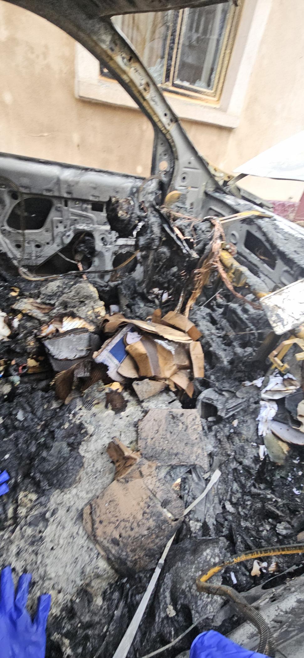 Imagini cu mașinile incendiate de o femeie care a vrut să se răzbune pe fosta șefă. La instanță, s-a apărat că a încurcat autoturismele 944361