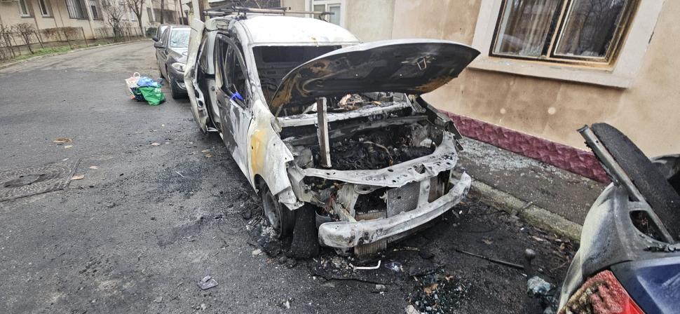 Imagini cu mașinile incendiate de o femeie care a vrut să se răzbune pe fosta șefă. La instanță, s-a apărat că a încurcat autoturismele 944362