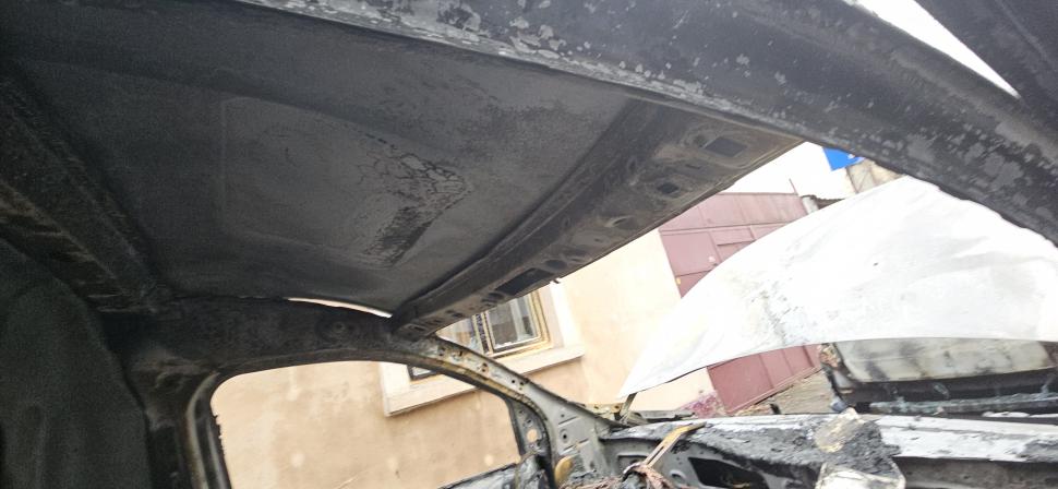 Imagini cu mașinile incendiate de o femeie care a vrut să se răzbune pe fosta șefă. La instanță, s-a apărat că a încurcat autoturismele 944363