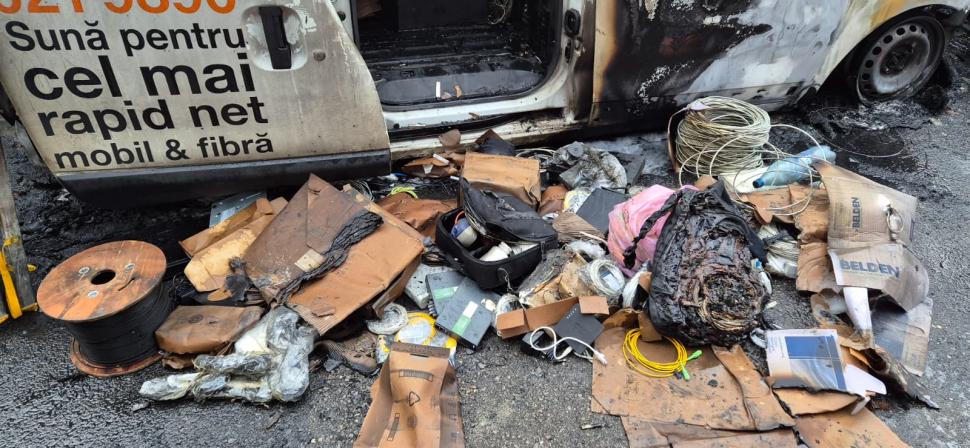 Imagini cu mașinile incendiate de o femeie care a vrut să se răzbune pe fosta șefă. La instanță, s-a apărat că a încurcat autoturismele 944364