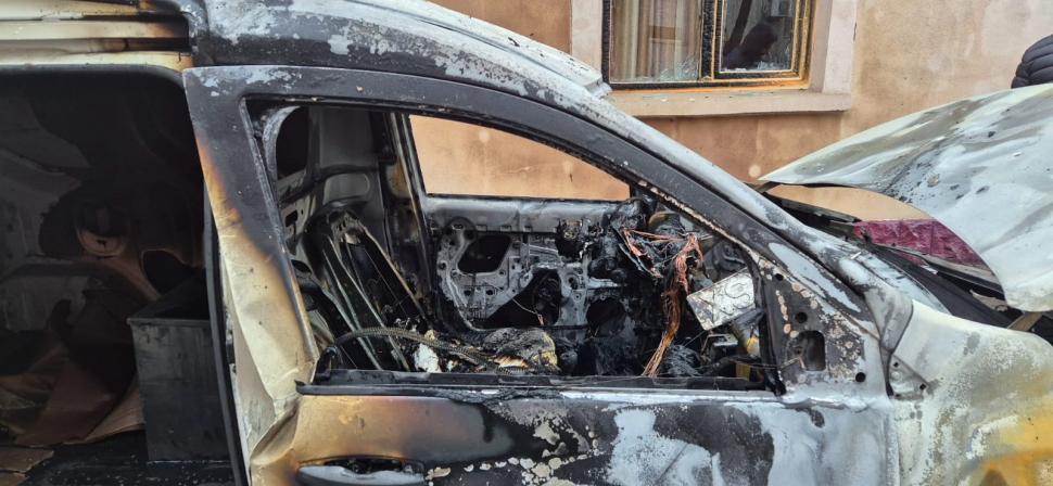 Imagini cu mașinile incendiate de o femeie care a vrut să se răzbune pe fosta șefă. La instanță, s-a apărat că a încurcat autoturismele 944365