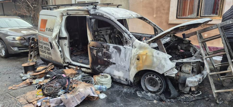 Imagini cu mașinile incendiate de o femeie care a vrut să se răzbune pe fosta șefă. La instanță, s-a apărat că a încurcat autoturismele 944367