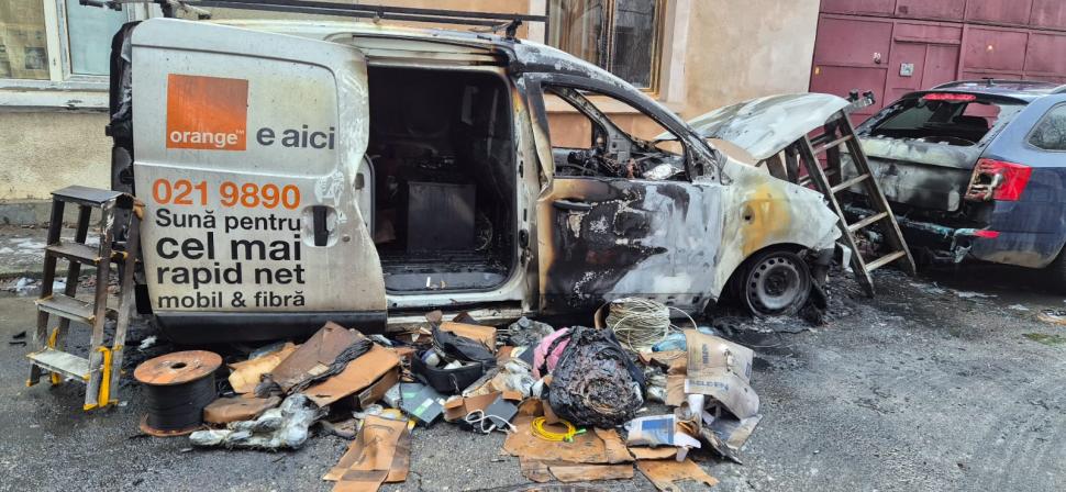 Imagini cu mașinile incendiate de o femeie care a vrut să se răzbune pe fosta șefă. La instanță, s-a apărat că a încurcat autoturismele 944368