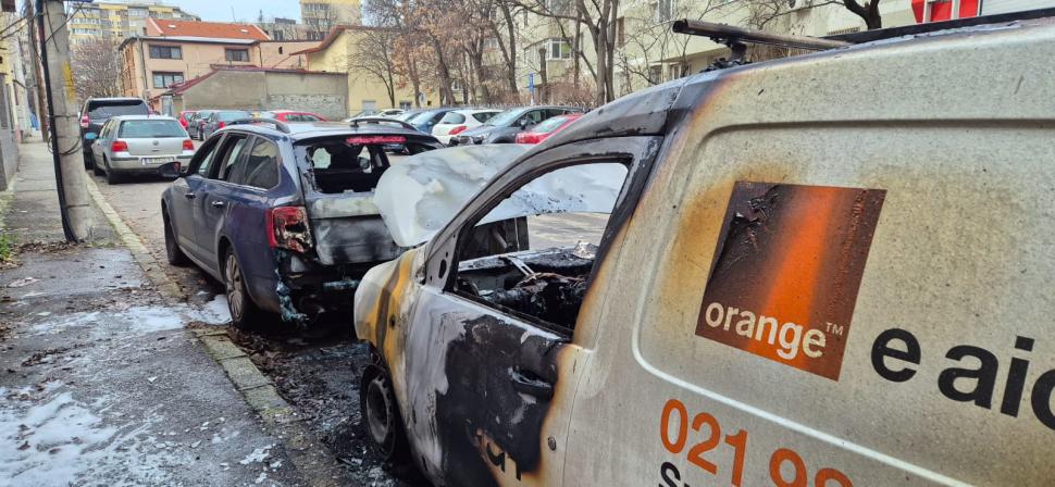 Imagini cu mașinile incendiate de o femeie care a vrut să se răzbune pe fosta șefă. La instanță, s-a apărat că a încurcat autoturismele 944369