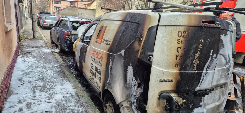 Imagini cu mașinile incendiate de o femeie care a vrut să se răzbune pe fosta șefă. La instanță, s-a apărat că a încurcat autoturismele 944370