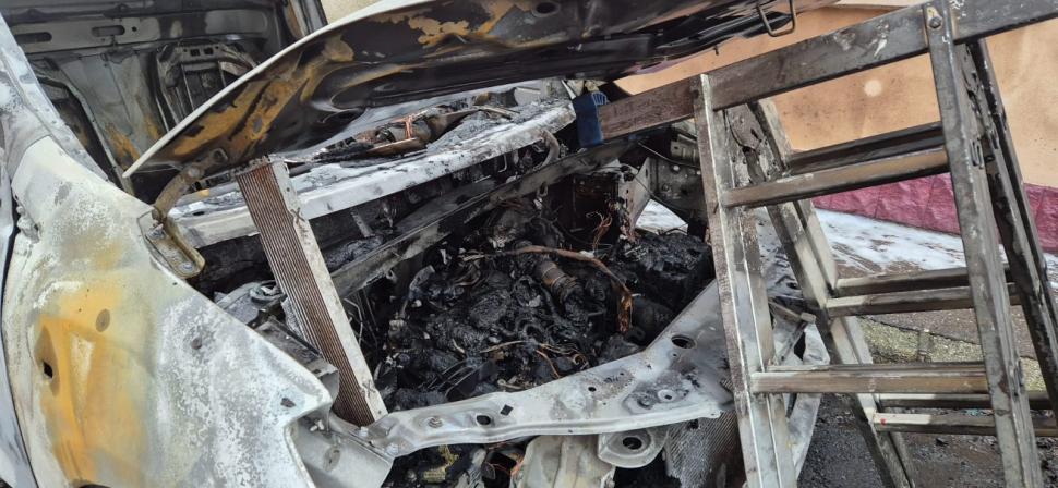 Imagini cu mașinile incendiate de o femeie care a vrut să se răzbune pe fosta șefă. La instanță, s-a apărat că a încurcat autoturismele 944371