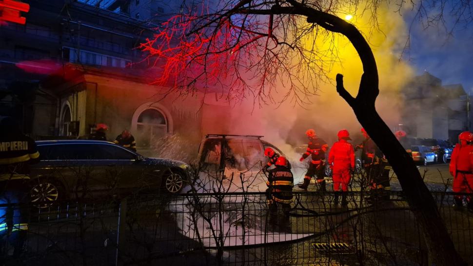 Imagini cu mașinile incendiate de o femeie care a vrut să se răzbune pe fosta șefă. La instanță, s-a apărat că a încurcat autoturismele 944372