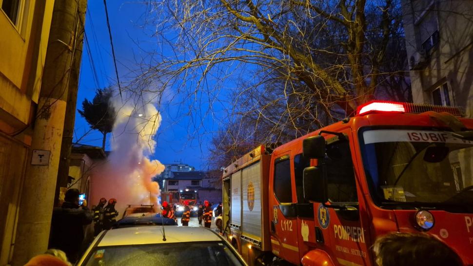 Imagini cu mașinile incendiate de o femeie care a vrut să se răzbune pe fosta șefă. La instanță, s-a apărat că a încurcat autoturismele 944374